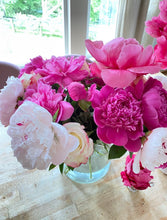 Load image into Gallery viewer, Fresh peony USA grown