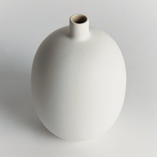 Load image into Gallery viewer, BARCLAY BUTERA SANDBAR VASE SMALL