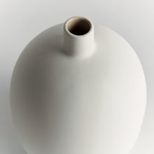 Load image into Gallery viewer, BARCLAY BUTERA SANDBAR VASE SMALL