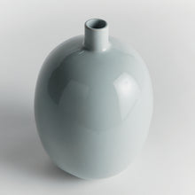 Load image into Gallery viewer, BARCLAY BUTERA SANDBAR VASE MEDIUM