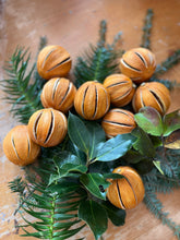 Load image into Gallery viewer, 30 dried slit oranges