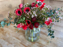 Load image into Gallery viewer, Mamas Garden DIY floristry kit Romantic Garden Fresh fragrant Red and Pink DIY floral arrangement kit