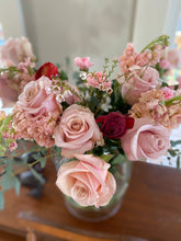 Load image into Gallery viewer, Mamas Garden DIY floristry kit Romantic Garden Fresh fragrant Red and Pink DIY floral arrangement kit