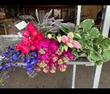 Load image into Gallery viewer, Love in the air. Fresh fragrant diy flower bouquet kit