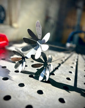 Load image into Gallery viewer, 3-Pack Metal Daisy Flowers
