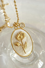 Load image into Gallery viewer, Flower Shell Pendant Copper Necklace
