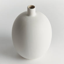 Load image into Gallery viewer, BARCLAY BUTERA SANDBAR VASE MEDIUM
