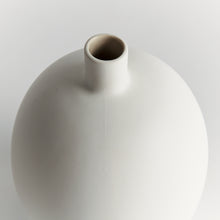Load image into Gallery viewer, BARCLAY BUTERA SANDBAR VASE MEDIUM
